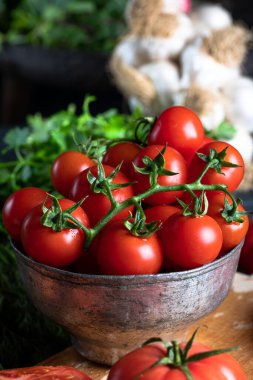 Salata malzemeleriyle dolu bir kasede taze kiraz domatesleri..