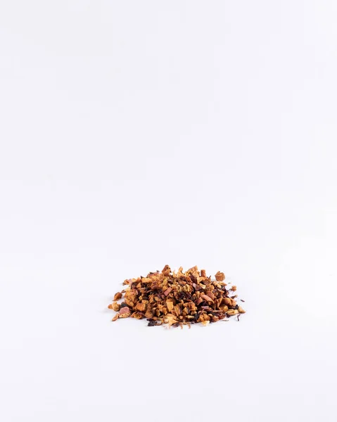Chá Seco Aromático Com Frutas Pétalas Uma Tigela Fundo Branco — Fotografia de Stock