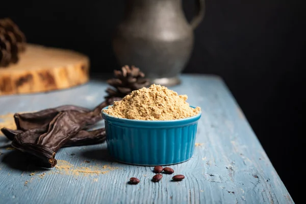 Vainas Algarroba Polvo Algarroba Sobre Fondo Madera Azul — Foto de Stock