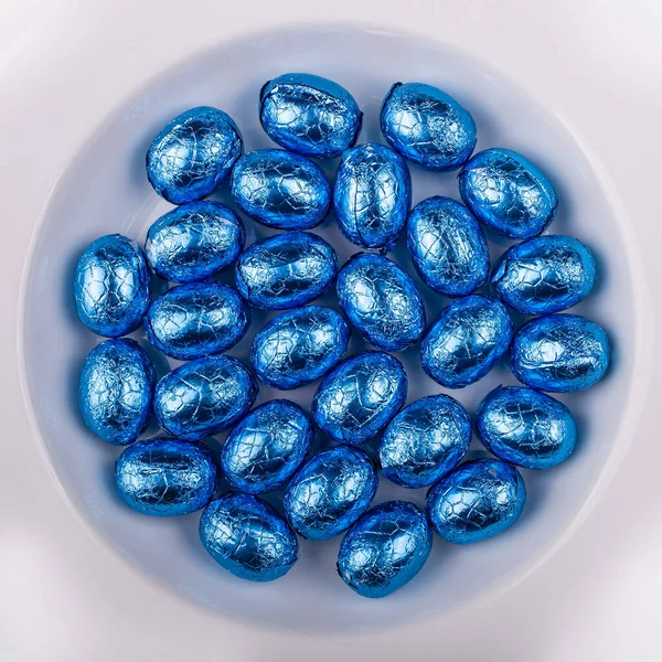 Top View Pile Blue Wrapped Shiny Tinfoil Chocolate Easter Eggs — Stock fotografie