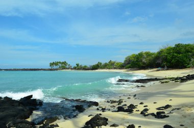 Hawaii 'nin Kona sahilindeki Kekaha Kai Eyalet Parkı' nda gözlerden uzak plajlar..