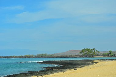 Hawaii 'nin Kona sahilindeki Kekaha Kai Eyalet Parkı' nda gözlerden uzak plajlar..