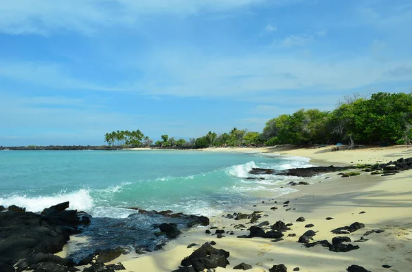 Hawaii 'nin Kona sahilindeki Kekaha Kai Eyalet Parkı' nda gözlerden uzak plajlar..