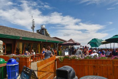 Yaz ortasında Washington eyaletindeki Crystal Mountain kayak merkezindeki zirve restoranı.