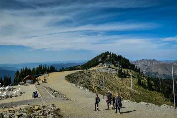 真夏のワシントン州クリスタルマウンテンスキーリゾートの頂上からの息をのむような景色 — ストック写真