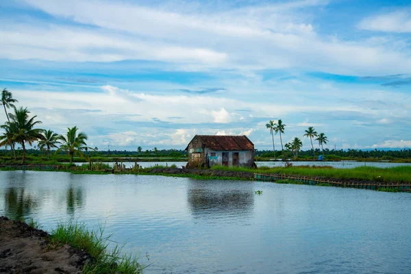 Kerala Backwaters Ev fotoğrafçılığı güzel gökyüzü, durgun gökyüzünün altındaki eski ev