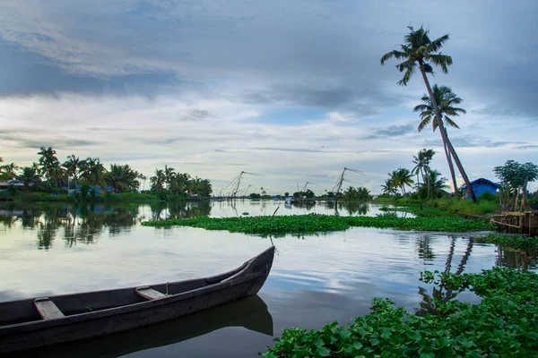 Halászhajó Folyón Backwater Fotózás Tipikus Táj Pálmafákkal Régi Kunyhó Kerala — Stock Fotó