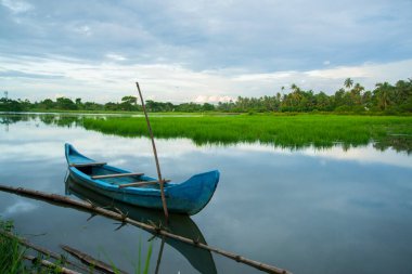 Mavi renkli ahşap balıkçı teknesi - Durgun balıkçı teknesi, Kerala Backwaters, Kerala durgun fotoğrafçılık gündüz Kadamakkudy Kerala