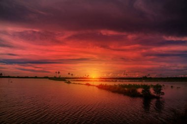 Durgun sularda gün batımı manzara fotoğrafçılığı, Kerala durgun arazi fotoğrafçılığı, Kadamakkudy Kerala gündüz çekimleri.