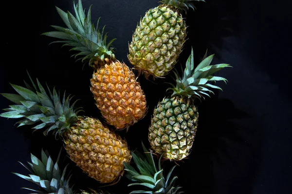 Yüksek Kaliteli Ananas Fotoğrafçılığı, Ananas Üstü Görünümü, Desen Deseni, Yeşil ve Sarı Yeşil Yapraklı Ananas