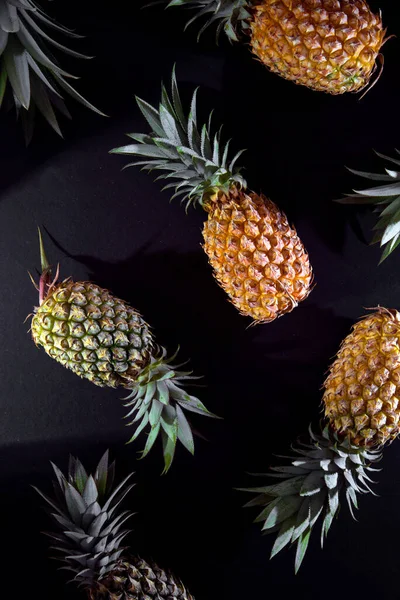 Yüksek Kaliteli Ananas Fotoğrafçılığı, Ananas Üstü Görünümü, Desen Deseni, Siyah Arkaplanda Yeşil ve Sarı Ananas