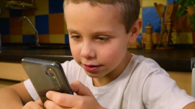 6-7 yaşlarında bir çocuk bir aletle oyun oynuyor. Sosyal ağların yardımıyla iletişim kurmak. Çocuklar Gadget 'ları bitirir. Çevrimiçi uzaklık öğrenme kavramı
