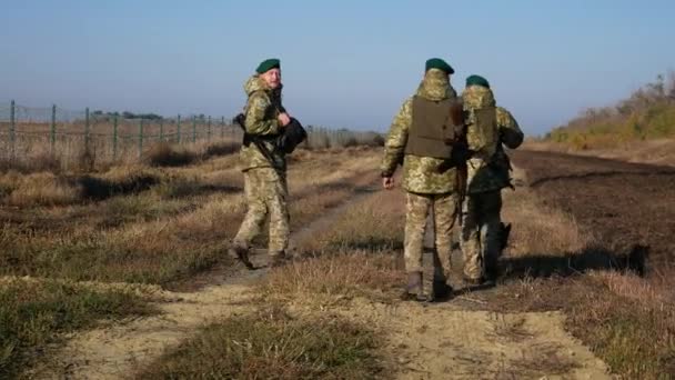 ウクライナのハリコフ 2021年10月1日 ウクライナ国境警備隊は 武器と犬とウクライナの国境に沿って歩く 国境警備隊の兵士はウクライナとロシアの国境を守る — ストック動画