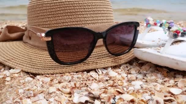 Kapelusz Okulary Plaży Najbliższe Klapki Tle Fale Koncepcja Wakacji Letnich — Wideo stockowe