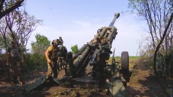 Charków Ukraina Sierpień 2022 Żołnierze Ukraińscy Przygotowują Się Ostrzału Działa — Wideo stockowe