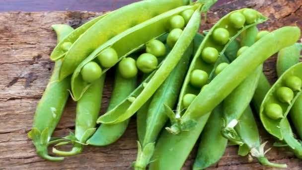 Guisantes Verdes Frescos Maduros Vainas Sobre Una Tabla Madera Cultivando — Vídeo de stock