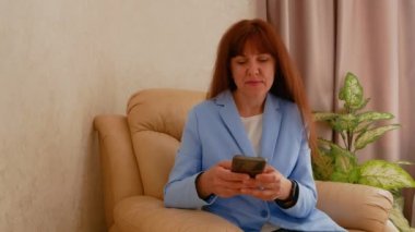 Genç bir kadın kuryeyle cep telefonundan mesaj yazıyor. Kurye iletişimi, sosyal ağlar, online alışveriş