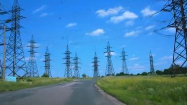 Yol boyunca yüksek voltajlı elektrik kabloları olan bir sürü kule var. Şehirlere elektrik ve enerji sağlıyor. Elektrik santrali. Elektrik üretimi ve tüketicilerin sağlanması
