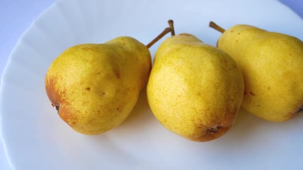 Peras Amarillas Grandes Jugosas Plato Blanco Panorama Jugoso Postre Fruta — Vídeos de Stock