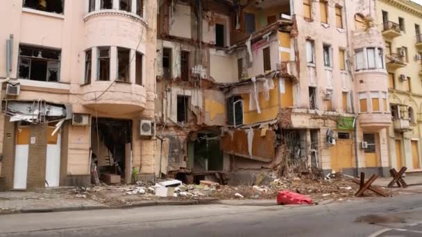 Ett Bostadshus Förstört Missilattack Ukrainsk Stad Panorama Riktigt Krig Ryssland — Stockvideo