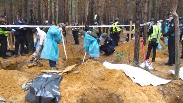 Izum Ukraine September 2022 Soldaten Schutzanzügen Graben Die Leichen Toter — Stockvideo