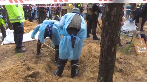 Izum Ukraine September 2022 Men Protective Suits Exhuming Digging Graves — Stock Video