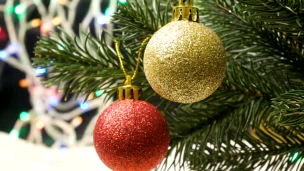 一颗金色的红球挂在圣诞树上 背景是圣诞灯 欢迎来到新的2023年和圣诞节 新年装饰 — 图库视频影像