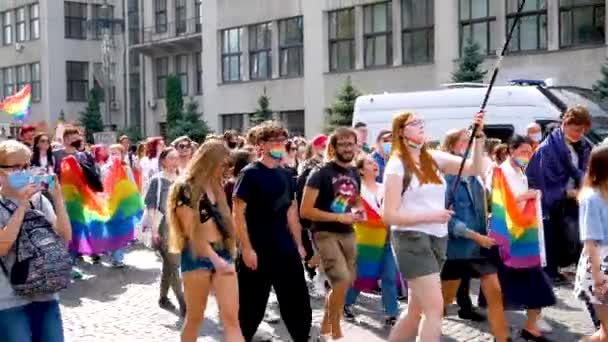 Harkov Ucraina Septembrie 2021 Mulți Tineri Băieți Fete Steaguri Curcubeu — Videoclip de stoc