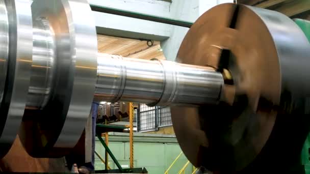 Ein Großes Rotierendes Metallteil Einer Maschine Der Werkstatt Eines Hüttenwerks — Stockvideo