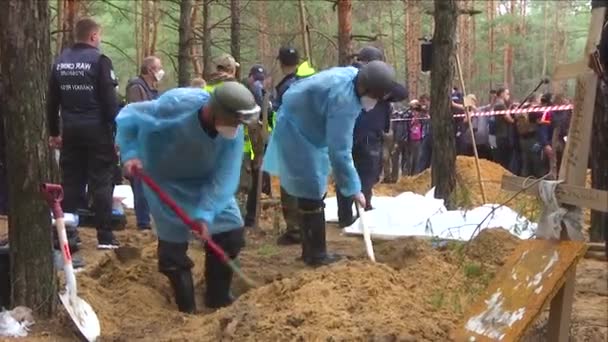Izum Ukraine September 2022 Rescuers Protective Suits Dig Mass Grave — Stock Video
