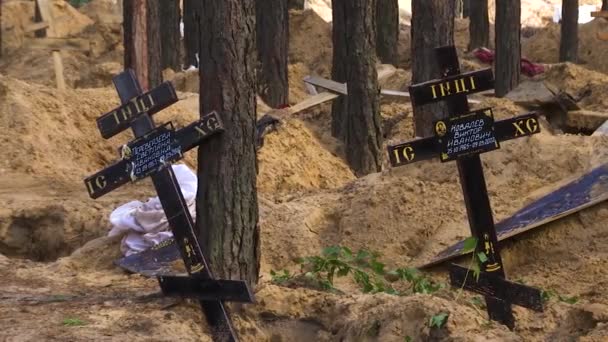 ウクライナのイズム 2022年9月16日 ロシア軍によって殺された民間人の追放後 黒い木製の正教会は砂の中の墓を掘った ロシアのテロリストは民間人を殺す — ストック動画
