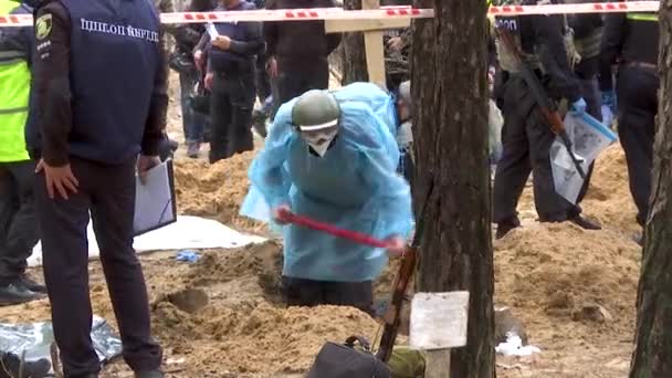 Izum Ukraine September 2022 Men Protective Medical Suits Exhume Bodies — Stock Video