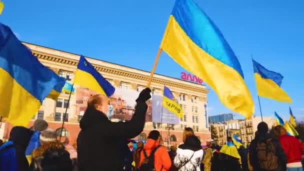 2022年2月5日 乌克兰哈尔科夫 在反对战争 俄罗斯侵略 非法公投和吞并乌克兰的集会上 许多人拿着乌克兰的黄色和蓝色旗帜站在广场上 — 图库视频影像