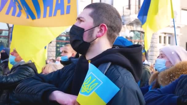 ハリコフ ウクライナ 2022年2月5日 多くの人々は ウクライナの黄色と青の旗の下で集会に立ち 彼らの心に手を取り ウクライナの国歌を歌います 戦争に反対する集会 — ストック動画