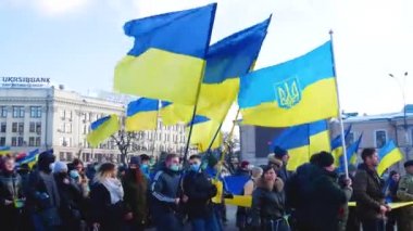 Kharkiv, Ukrayna - Şubat 05, 2022: Ukrayna 'nın sarı ve mavi bayraklı birçok insan şehir merkezinde yürüyor. Ukrayna 'nın bütünlüğü ve bağımsızlığı için savaşa karşı toplanın.