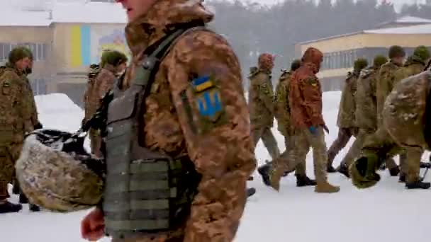 ウクライナのハリコフ 2022年1月31日 軍の制服を着たウクライナの兵士がパレードの地面に沿って歩く 正面に送信する前にビルドします 本当の戦争2022 ロシアがウクライナを攻撃 — ストック動画