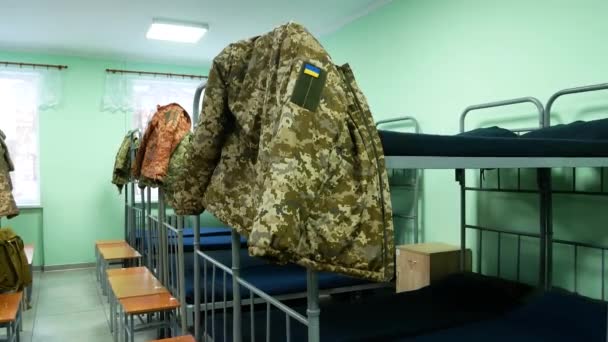 Caserma Nell Esercito Ucraino Soldiers Room Letti Castello Uniformi Militari — Video Stock