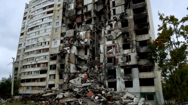 Zniszczony Przez Rosyjskie Strajki Artyleryjskie Piętrowy Budynek Ukraińskim Mieście Rosja — Wideo stockowe
