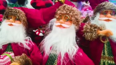 Noel pazarında bir sürü dekoratif Noel Baba var. Yeni yıl ve Noel 'den önce evi dekore et. Panorama.