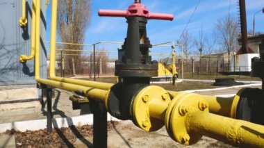 Vanalı büyük bir gaz borusu. Gaz üretimi. Gaz taşımacılığı. Tüketicilere benzin teslimatı. Enerji sorunları, kıştan önce ısınma sorunu