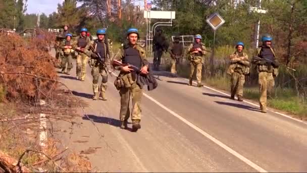 ウクライナのハリコフ 2022年9月25日 ウクライナの兵士が反撃中に道路を歩く ウクライナ軍はロシアに占領された領土を解放する ロシアはウクライナを攻撃した 本物だ — ストック動画