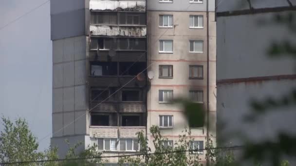 Edificio Più Piani Dopo Bombardamenti Artiglieria Fuoco Balconi Neri Bruciati — Video Stock