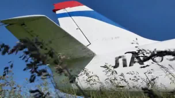 ウクライナのハリコフ 2021年6月6日 青空に対する飛行場の大型輸送機 草が揺れている — ストック動画