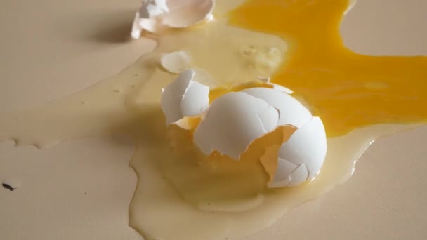 Σπασμένο Αυγό Κότας Στο Τραπέζι Αυγό Άσπρο Και Κρόκος Απλωμένα — Αρχείο Βίντεο