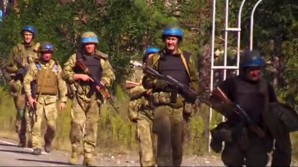 Kharkiv Oekraïne September 2022 Oekraïense Soldaten Lopen Langs Weg Tijdens — Stockvideo