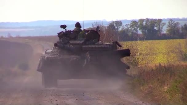 Tanque Ucraniano Conduce Largo Carretera Entre Los Campos Contraofensiva Del — Vídeos de Stock