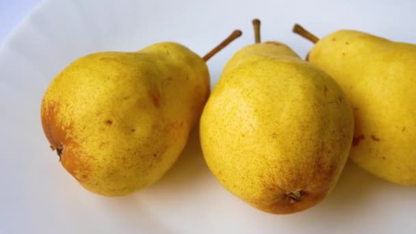 Grandes Peras Amarillas Maduras Jugosas Yacen Plato Dulce Postre Dieta — Vídeos de Stock