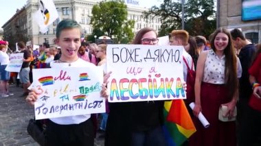 Kharkiv, Ukrayna - 15 Eylül 2019: Eşitlik Yürüyüşü 'ndeki kızlar, Onur Taşıma posterleri Eşitliği ve hoşgörüyü destekliyoruz Tanrım, lezbiyen olduğun için teşekkürler. Eşitlik için savaşmak,