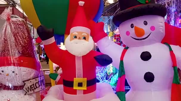 圣诞市场上装饰过的圣诞老人和雪人 背景是明亮的圣诞灯 圣诞快乐 — 图库视频影像