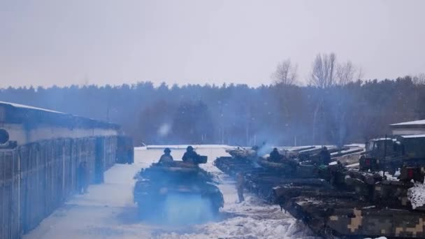 Kharkiv Oekraïne Januari 2022 Oekraïense Tanks Verlaten Hangars Van Militaire — Stockvideo